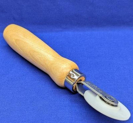 Nylon wheel screen spline tool